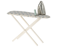 Lade das Bild in den Galerie-Viewer, Miniatur-Bügeleisen und Bügelbrett