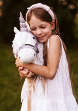 Lade das Bild in den Galerie-Viewer, Steckenpferd Zubehör - Horn Einhorn + Halfter Lila