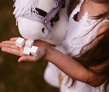 Lade das Bild in den Galerie-Viewer, Steckenpferd Zubehör - Horn Einhorn + Halfter Lila