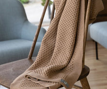 Lade das Bild in den Galerie-Viewer, Waben-Strickdecke - Disana Original - weich und warm, versch. Farben