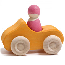 Lade das Bild in den Galerie-Viewer, Holzauto kleines Cabrio mit Männchen ab 1 Jahr