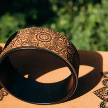 Lade das Bild in den Galerie-Viewer, Kork Yoga Rad - Mandala black