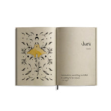Lade das Bild in den Galerie-Viewer, matabooks - SAMAYA, A6 Jahresplaner 2025, Graspapier, natur/lunar gold
