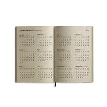 Lade das Bild in den Galerie-Viewer, matabooks - SAMAYA, A6 Jahresplaner 2025, Graspapier, natur/lunar gold
