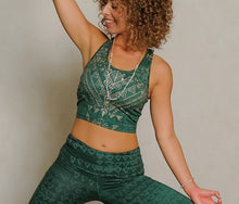 Lade das Bild in den Galerie-Viewer, Spirit of Om Yoga-Bra smaragd
